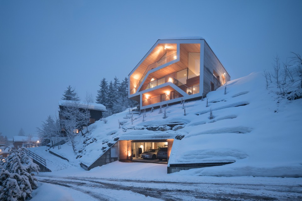 Дом в горах со светлым деревянным фасадом