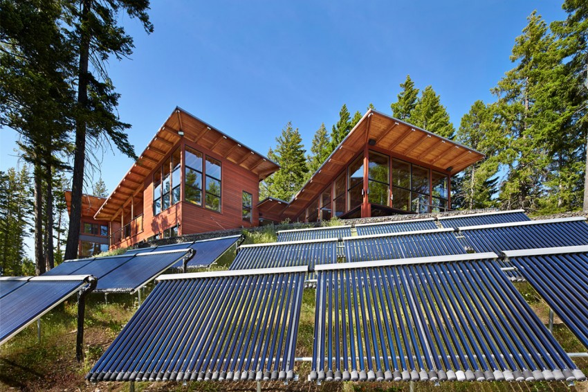 Дом в горах у озера от Johnston Architects - солнечные батареи