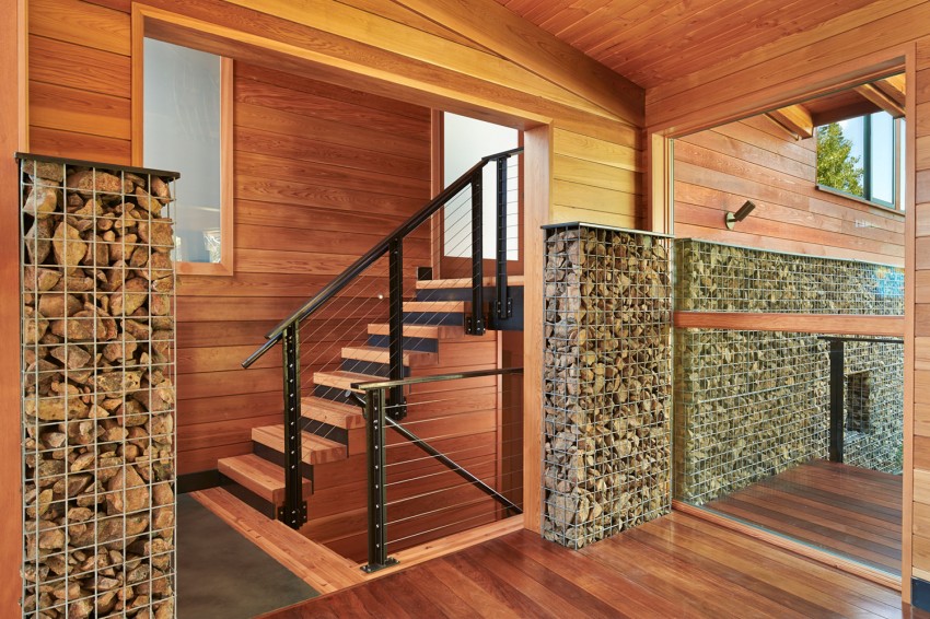 Дом в горах у озера от Johnston Architects - лестница с металлическими перилами
