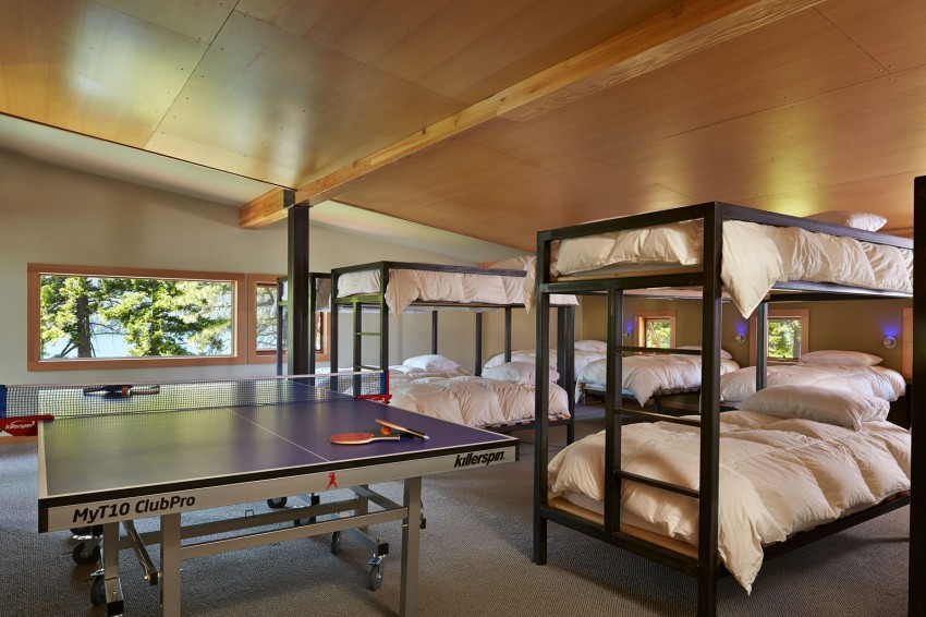 Дом в горах у озера от Johnston Architects - двухъярусные металлические кровати черного цвета