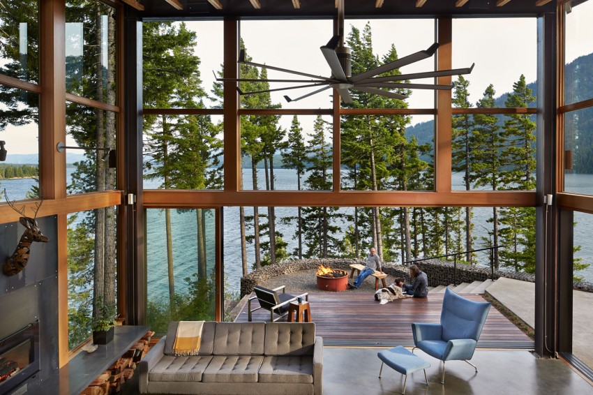 Гостиная дома в горах у озера от Johnston Architects
