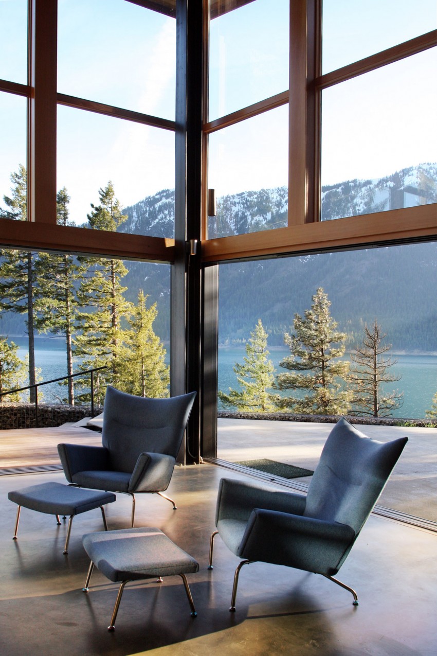 Мягкие кресла в гостиной дома в горах у озера от Johnston Architects