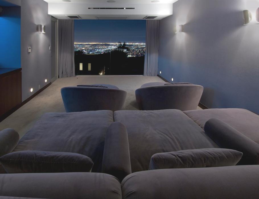 Домашний кинотеатр с диванами