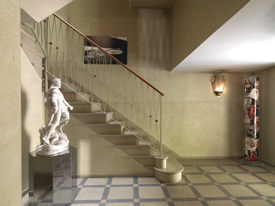 Парадная лестница и античная статуя дома Версаче