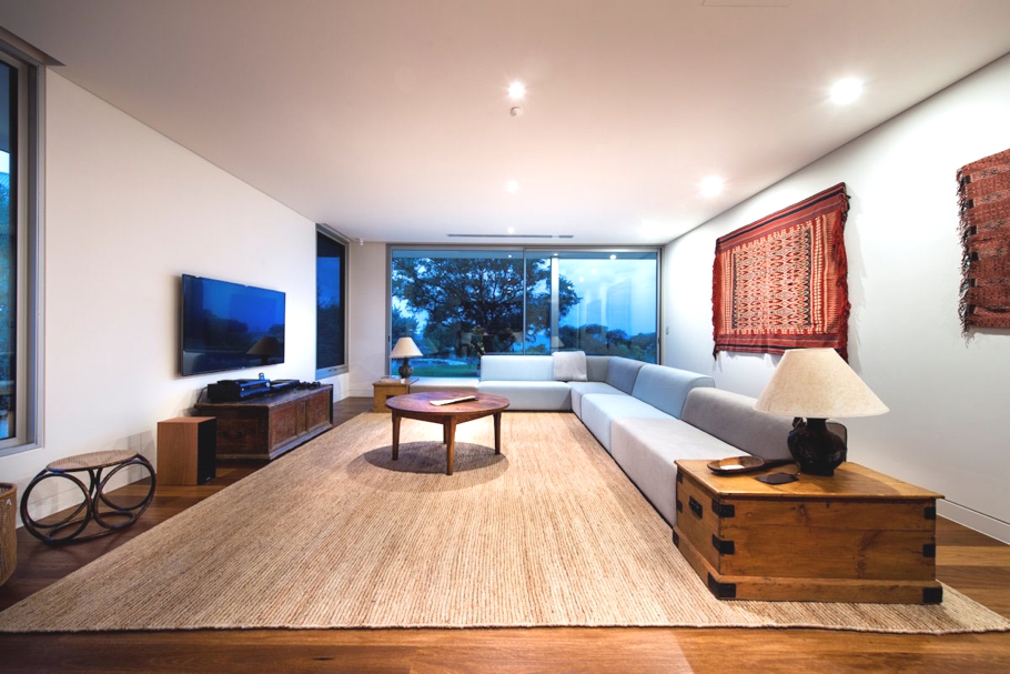 Дизайн интерьера гостиной с панорамным окном