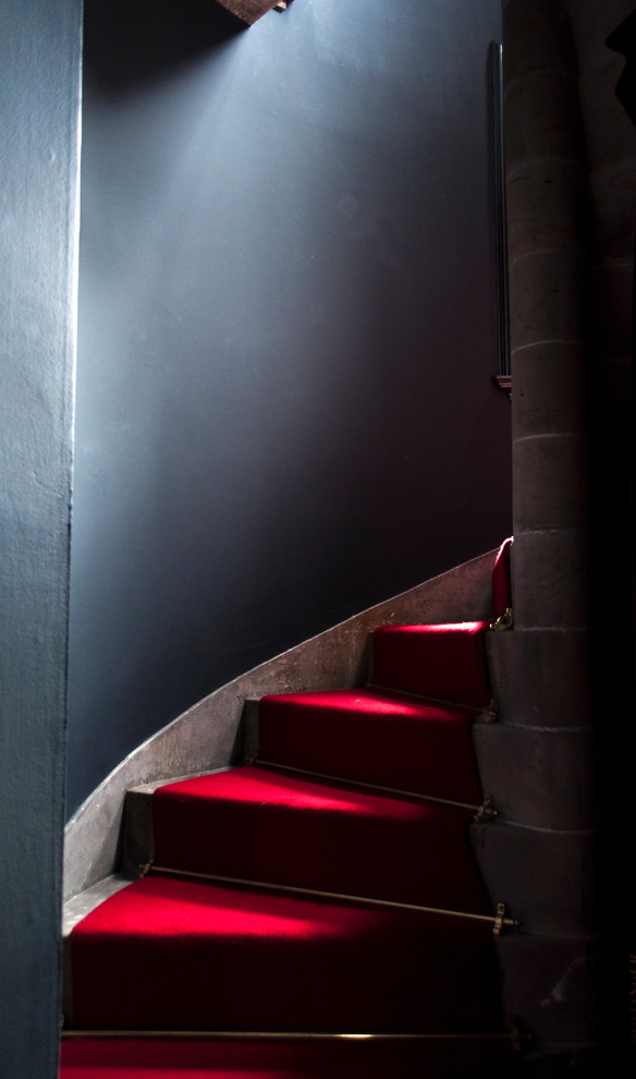 Красная ковровая дорожка на лестнице