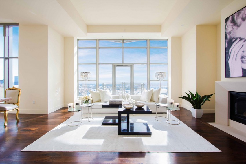 Интерьер апартаментов от Premier Stagers: роскошный дизайн гостиной  в светлых тонах