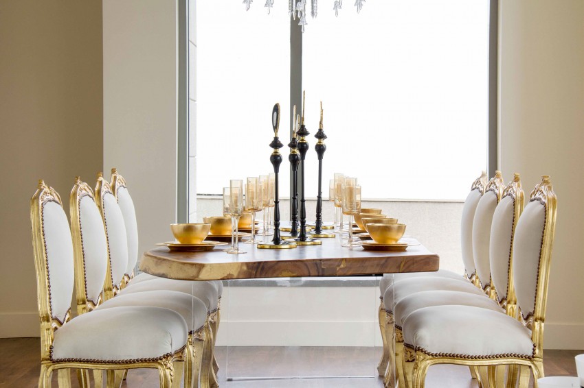 Бело-золотые стулья в столовой