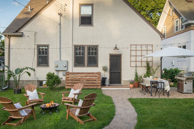 Преображённый двор с шезлонгами, очагом и летней кухней