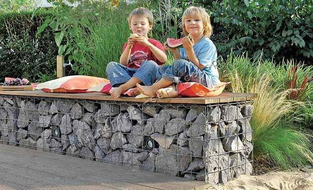 Садовая скамейка для дачи или загородного дома