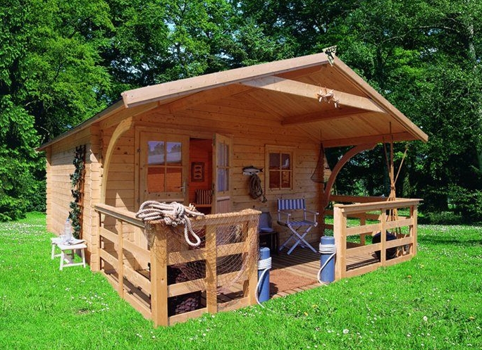 Маленький деревянный домик с террасой