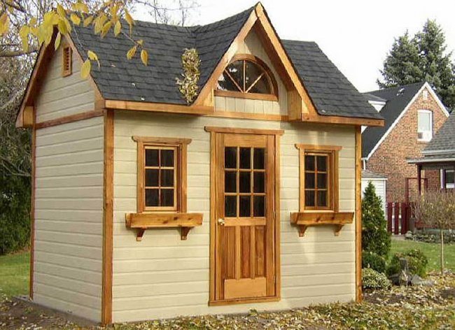 Деревянный фасад крошечного домика