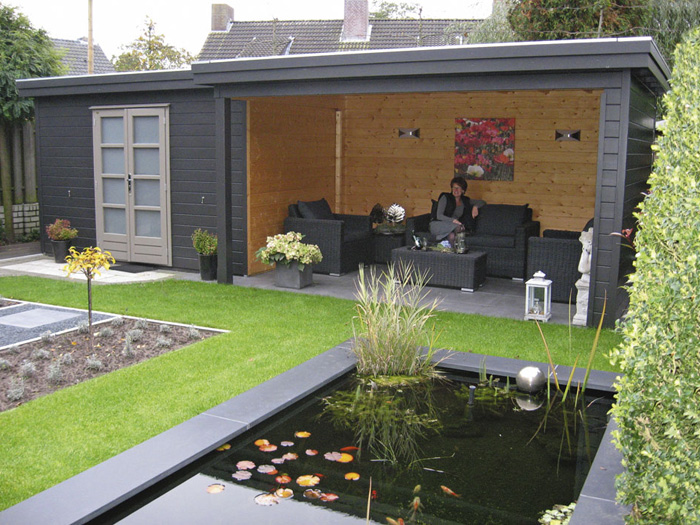 Роскошный дизайн маленького дома с террасой и прудом
