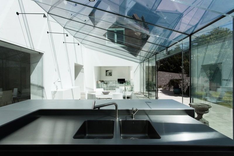 Красивый дизайн интерьера стеклянной пристройки The Glass House в Великобритании