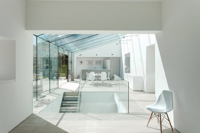 Красивый дизайн интерьера стеклянной пристройки The Glass House в Великобритании