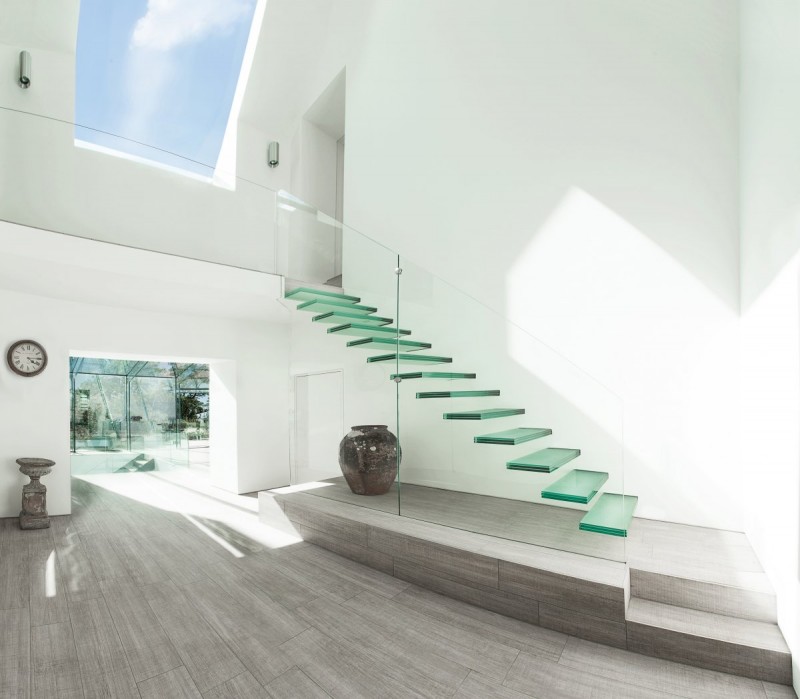 Красивая стеклянная лестница в интерьере The Glass House в Великобритании
