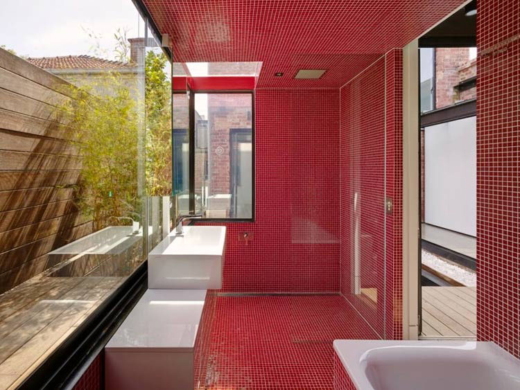 Дизайн интерьера ванной комнаты в розовых онах