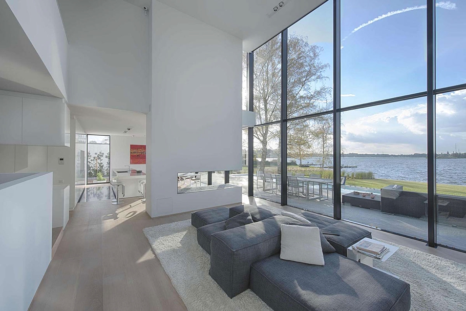 Дизайн интерьера гостиной с панорамными окнами