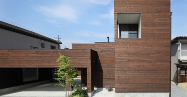 Двухэтажный деревянный дом в Японии