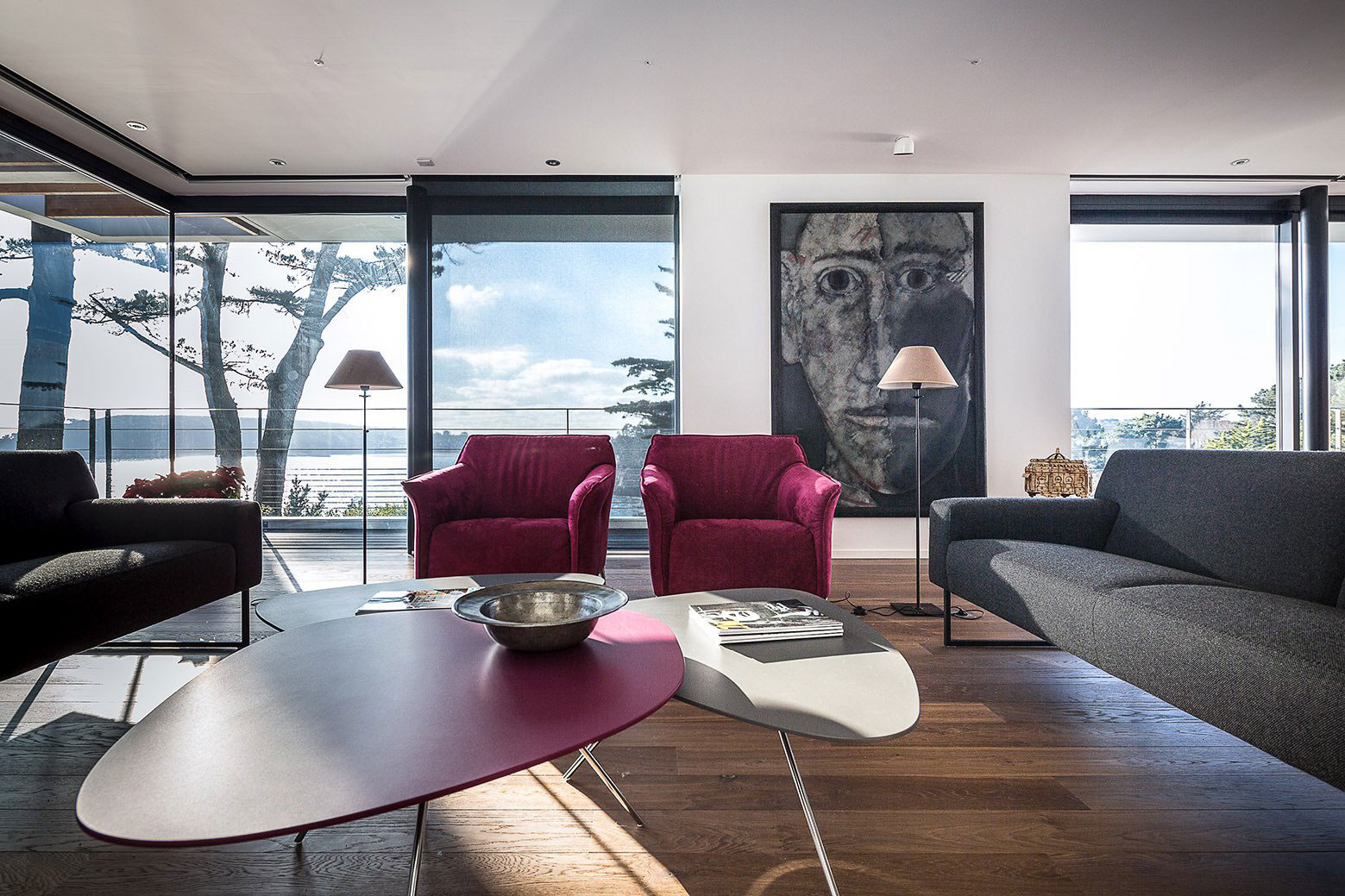 Дизайн интерьера гостиной с панорамными окнами