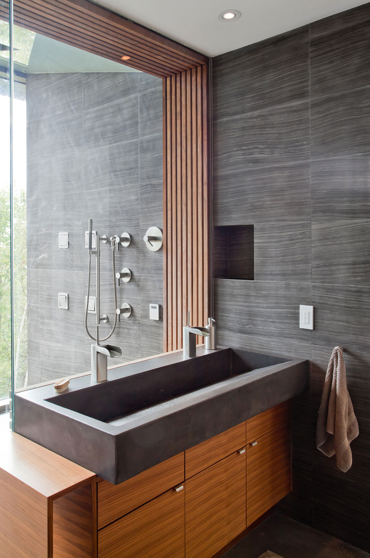 Ванная комната с деревянными элементами