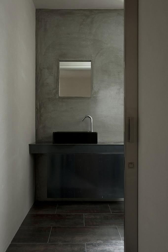 Интерьер ванной комнаты в серых тонах