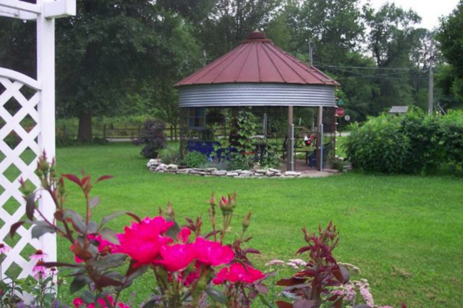 Идеи для садовых беседок: беседка с купольной крышей