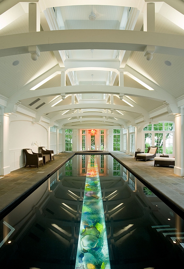 Потрясающий воображение закрытый бассейн с подсветкой дна