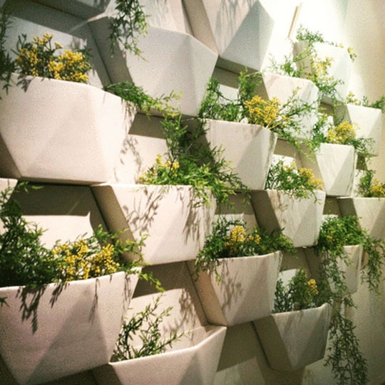 Интересные идеи вертикального озеленения: стена со встроенными кашпо