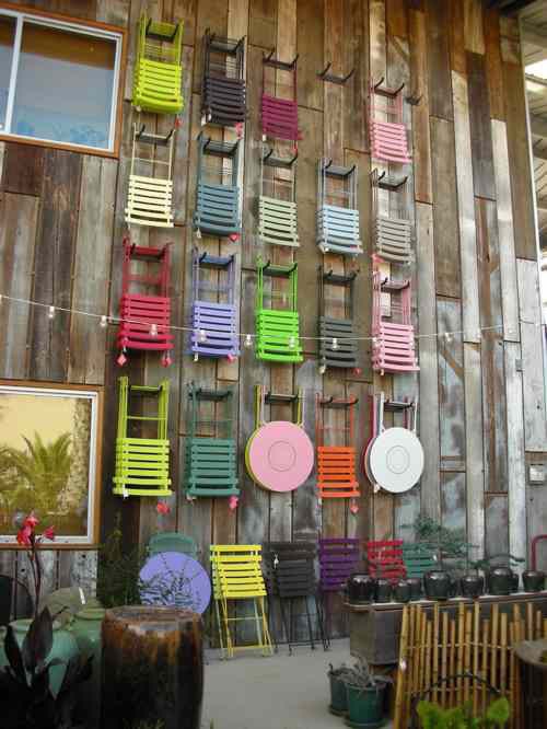 Интересные идеи вертикального озеленения: экспозиция садовых стульев в магазине Flora Grubb