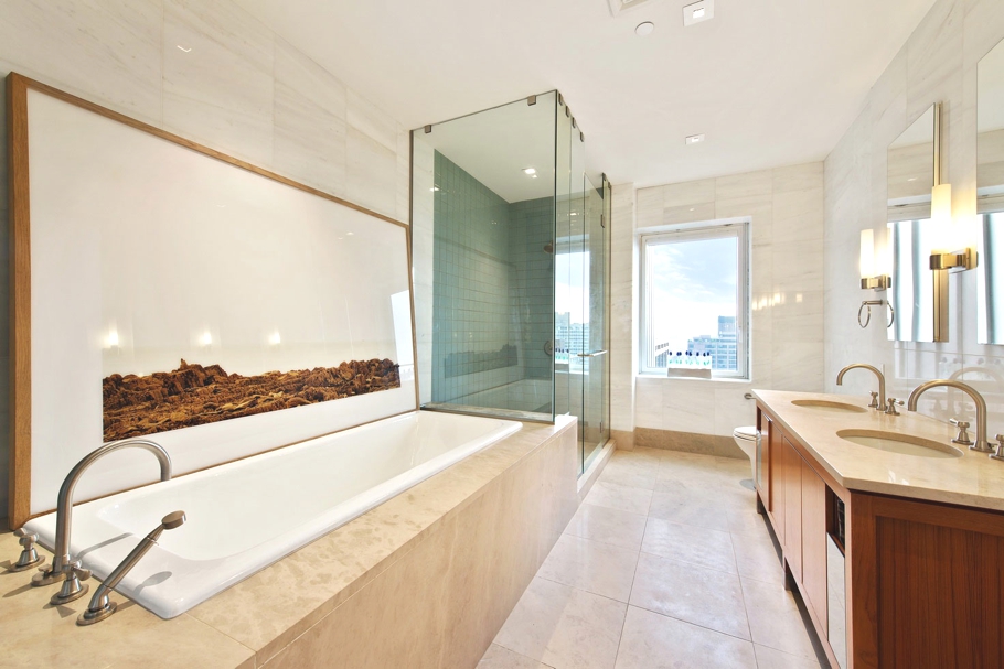 Дизайн ванной комната с сидячей ванной и душем