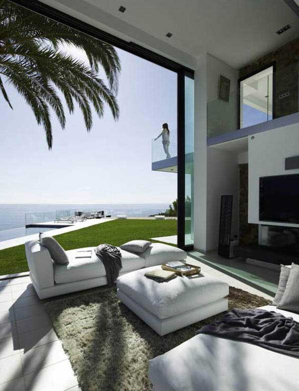 Современный дом с панорамным видом на океан