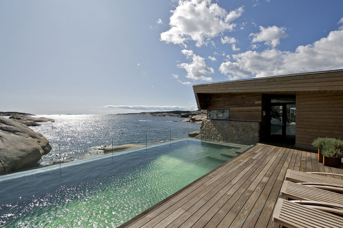 Терраса около бассейна с прекрасным панорамным видом на океан