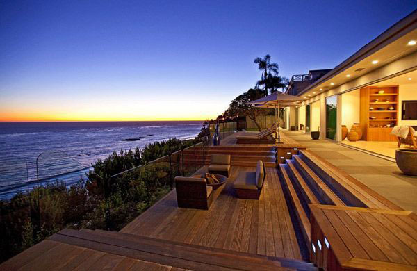 Терраса резиденции с прекрасным панорамным видом на океан