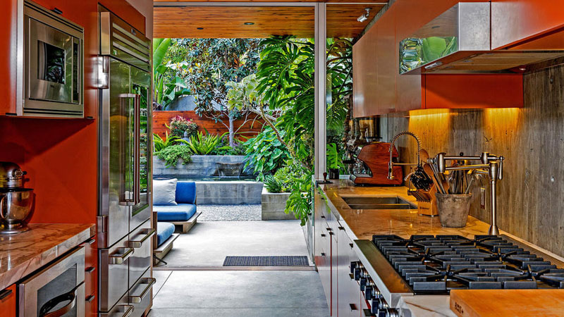 Интерьер деревянного дома в стиле модерн в США: выход во дворик