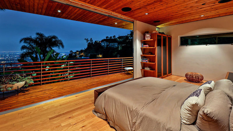 Интерьер деревянного дома в стиле модерн в США: вид из спальни