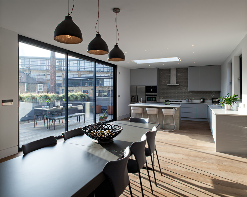 Интерьер дома с террасой в восточном Лондоне - огромные панорамные окна