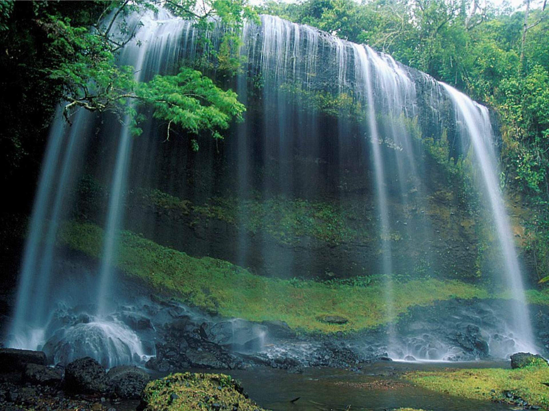 Красивое видео воды. Водопад Нгардмау. Водопад Нгардмау Палау. Вода в природе. Красота воды.