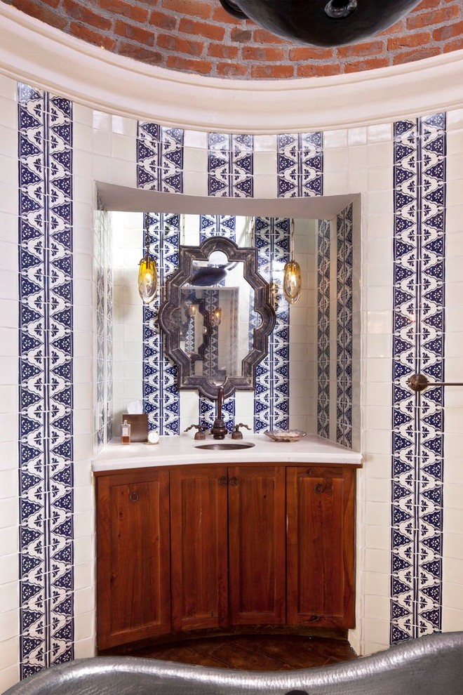 Декоративное зеркало в ванной комнате