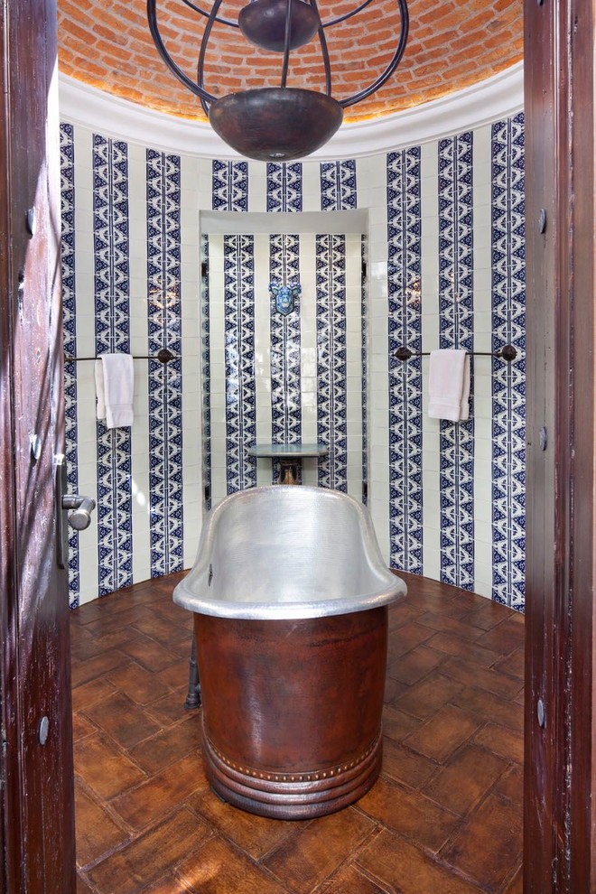 Бело-голубая плитка с мексиканским рисунком в ванной