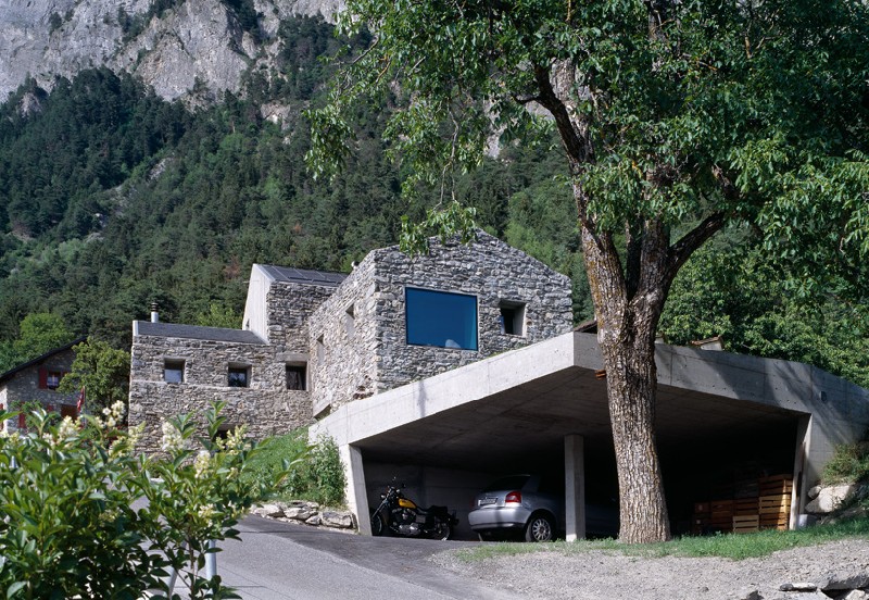 Дом из скалистой породы с каменным фасадом