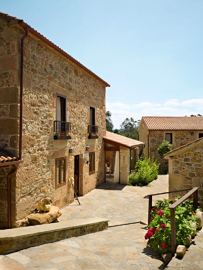Отель с каменным фасадом в Испании