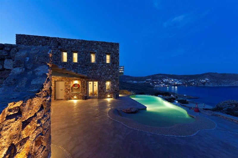 Дом с каменным фасадом в Греции