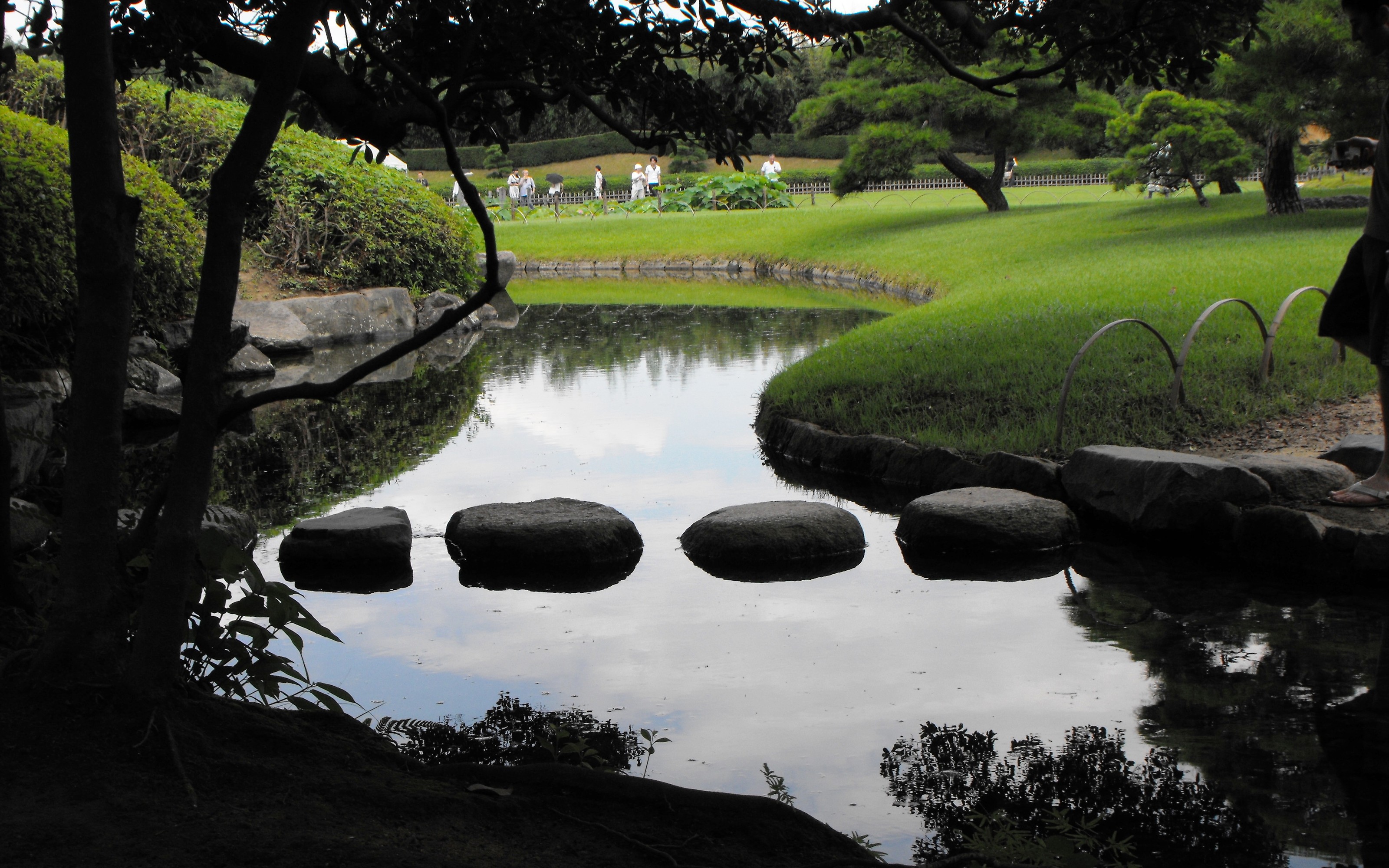 Японский пруд. Парк Кайраку-эн. Японский парк Кераку-эн. Парк камней сад камней Япония. Сад Кайраку-эн в Японии.