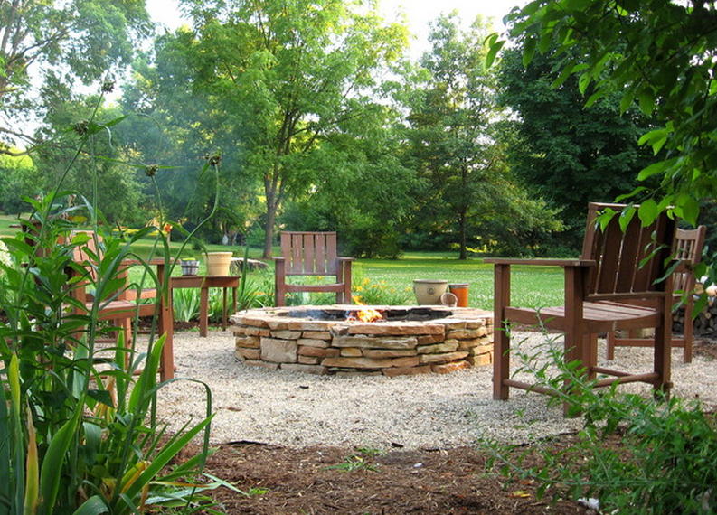 Ландшафтный дизайн для отдыха - большая яма для костра и деревянные кресла