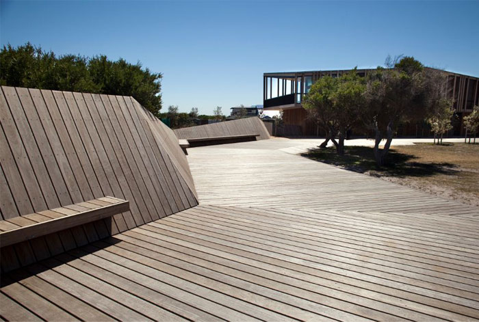 Ландшафтный дизайн парка для отдыха: на лавочках под солнцем можно отдохнуть или обсохнуть после купания