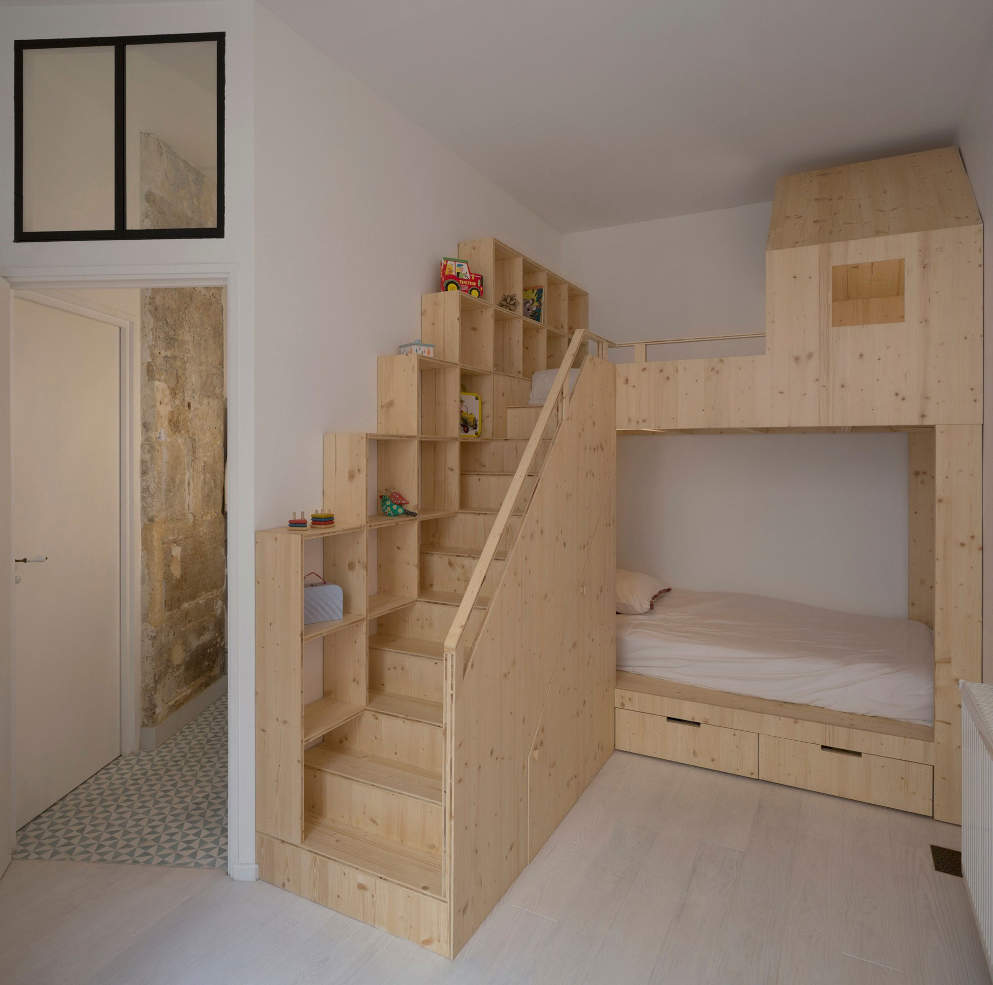 Деревянная двухъярусная кровать в детской