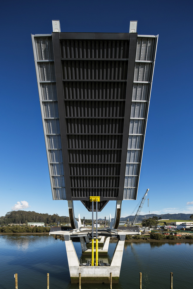 Уникальный мост через реку Hatea в городе Whangarei, Новая Зеландия