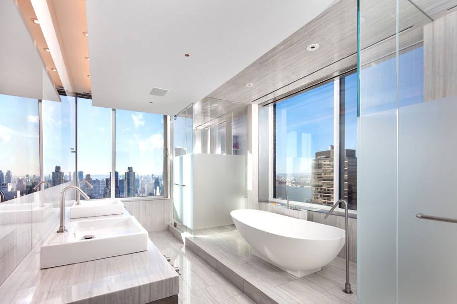 Современная ванная комната с панорамными окнами