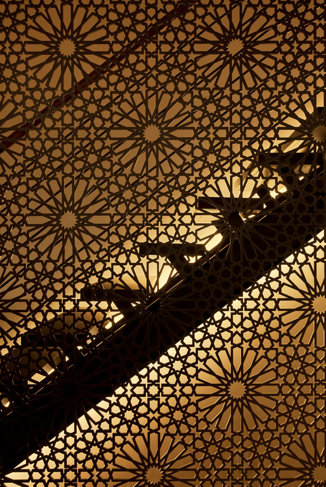 Марокканский экран из дерева рядом с лестницей